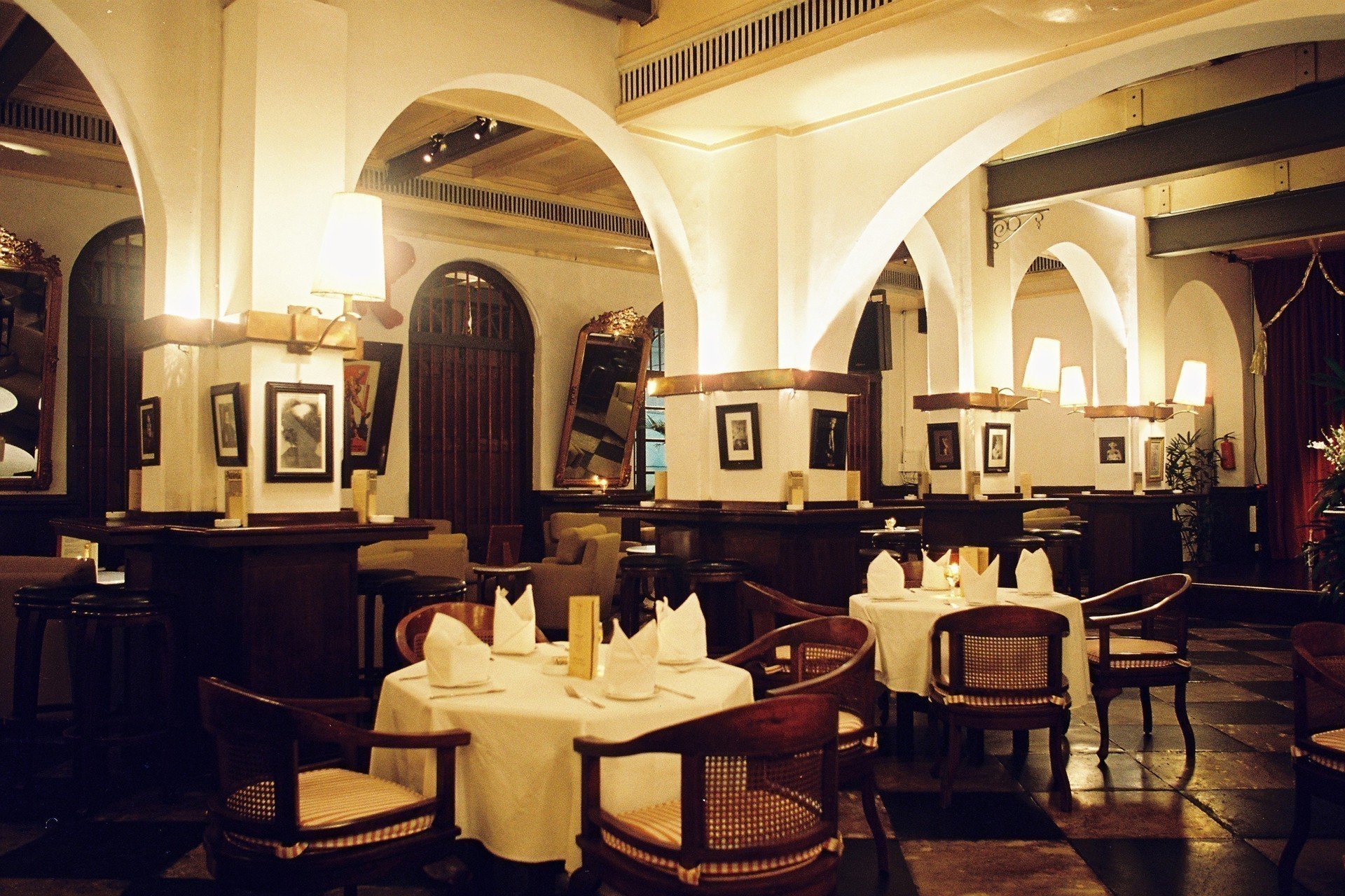 Cafe Batavia Interior 6 Tempat Makan Legendaris dan Paling Tua di Jakarta
