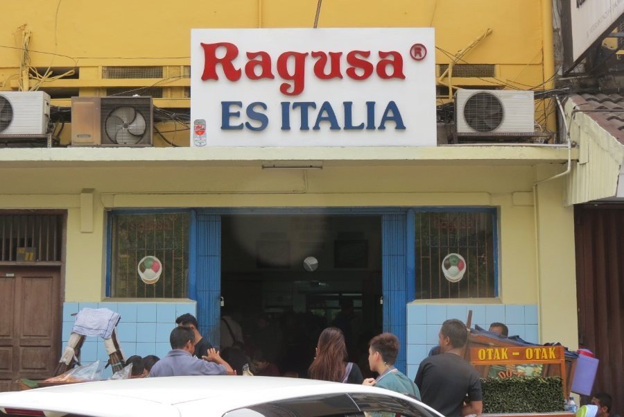 Ragusa Interior 6 Tempat Makan Legendaris dan Paling Tua di Jakarta
