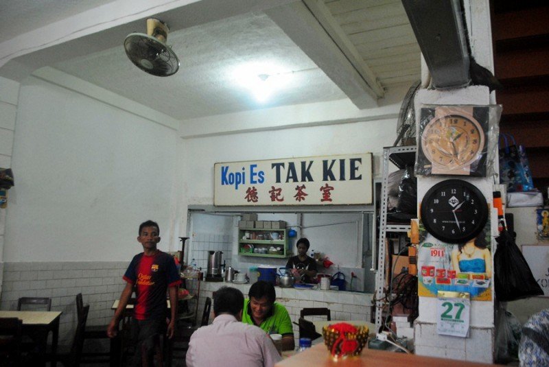 Kopi Es Tak Kie Interior 6 Tempat Makan Legendaris dan Paling Tua di Jakarta